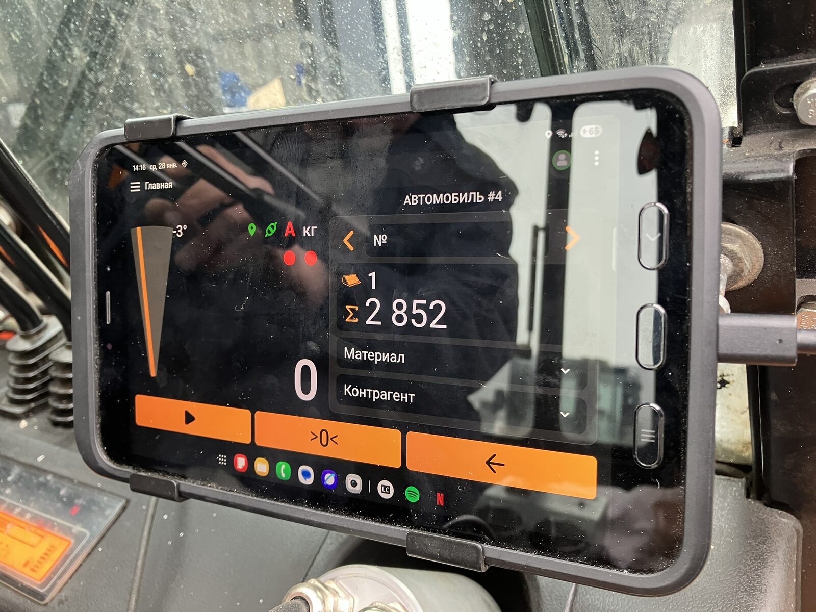 Экран приложения LOADCONTROL Mobile на планшете в кабине погрузчика
